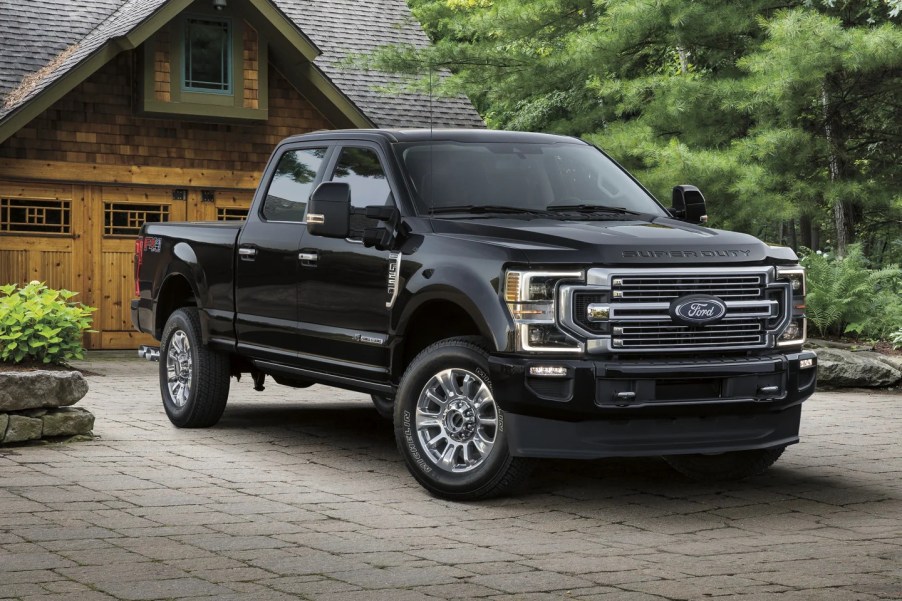 What comes standard with a 2022 Ford F-250 Super Duty pickup truck?