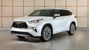 Front angle view of Wind Chill Pearl 2023 Toyota Highlander