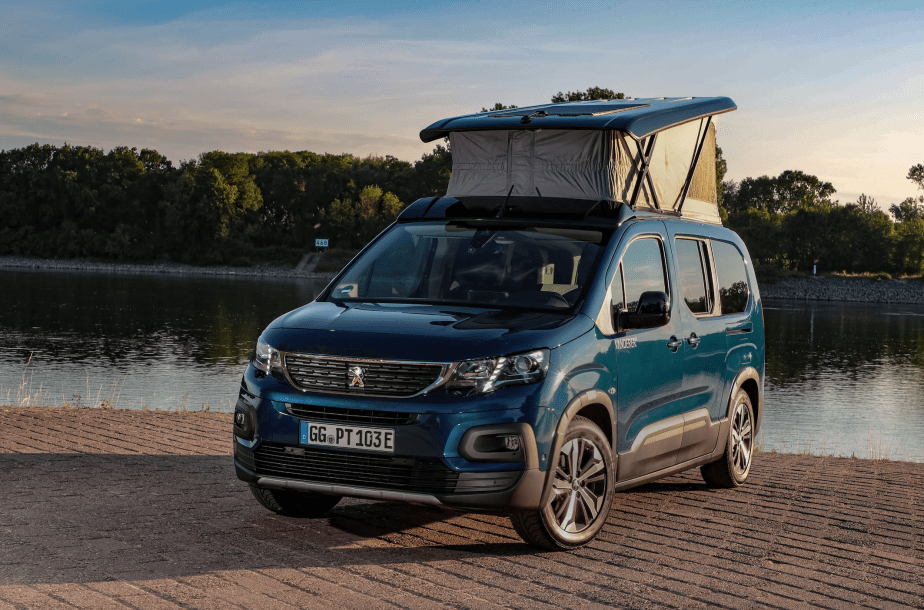 Vanderer Urban Camper in blue near some water