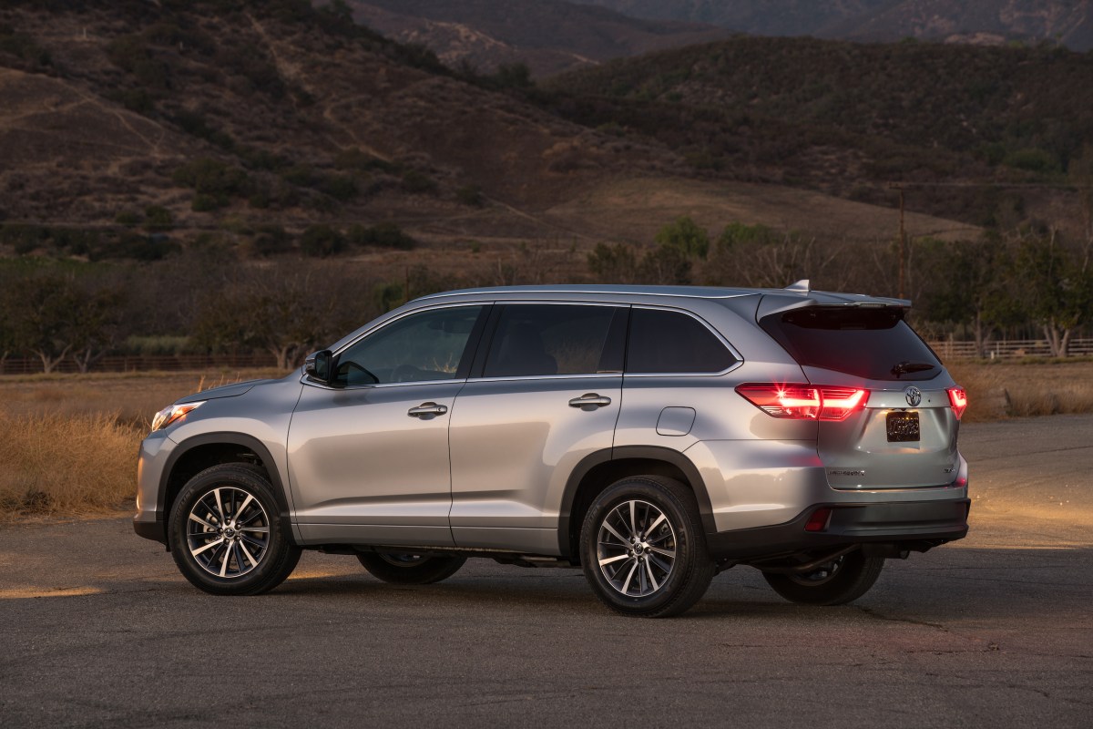 A silver 2018 Toyota Highlander parked at dusk