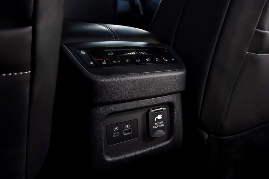 2022 Nissan Pathfinder rear seat A/C controls