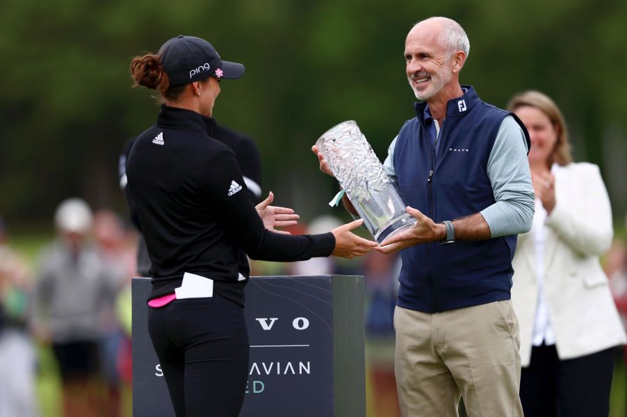 Volvo CEO Jim Rowan presenting a trophy to Linn Grant during the Volvo Scandinavian Mixed in Halmstad, Sweden