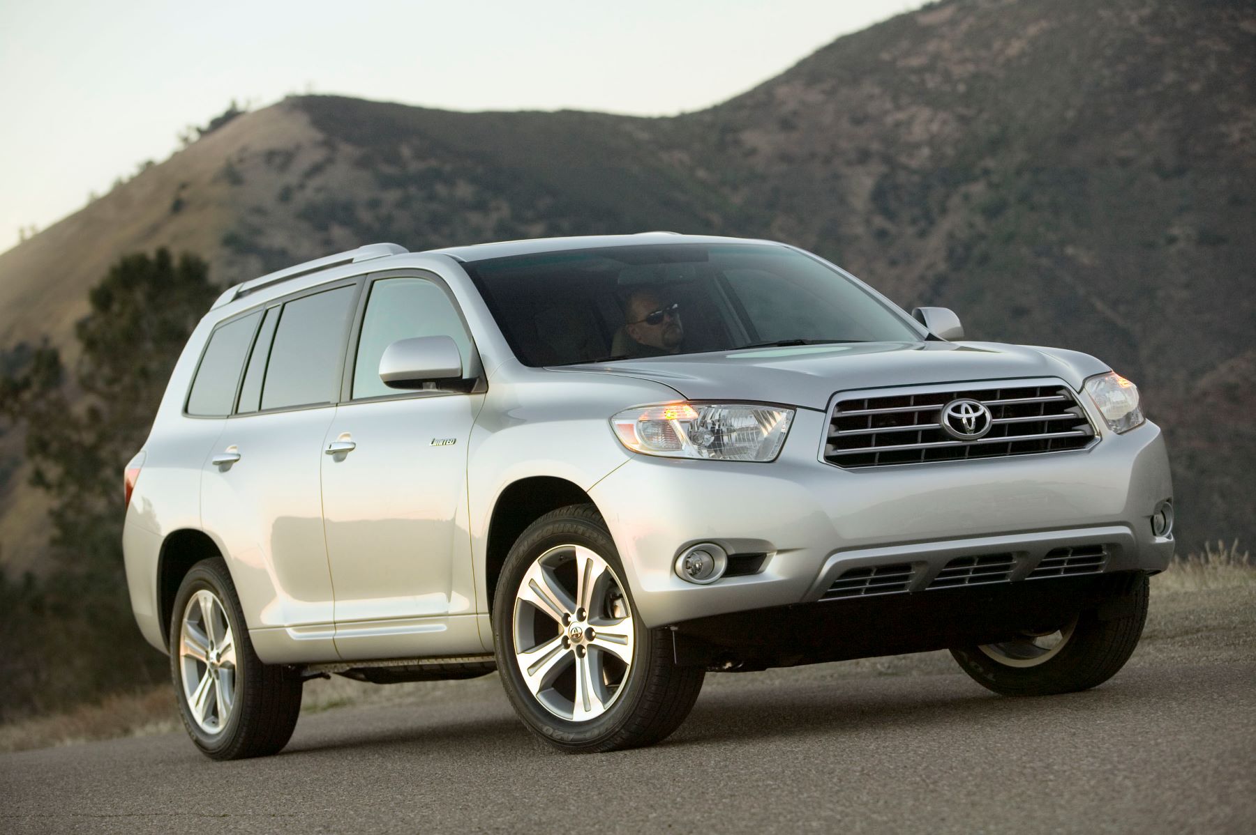 A silver gray 2008-2010 generation Toyota Highlander midsize SUV