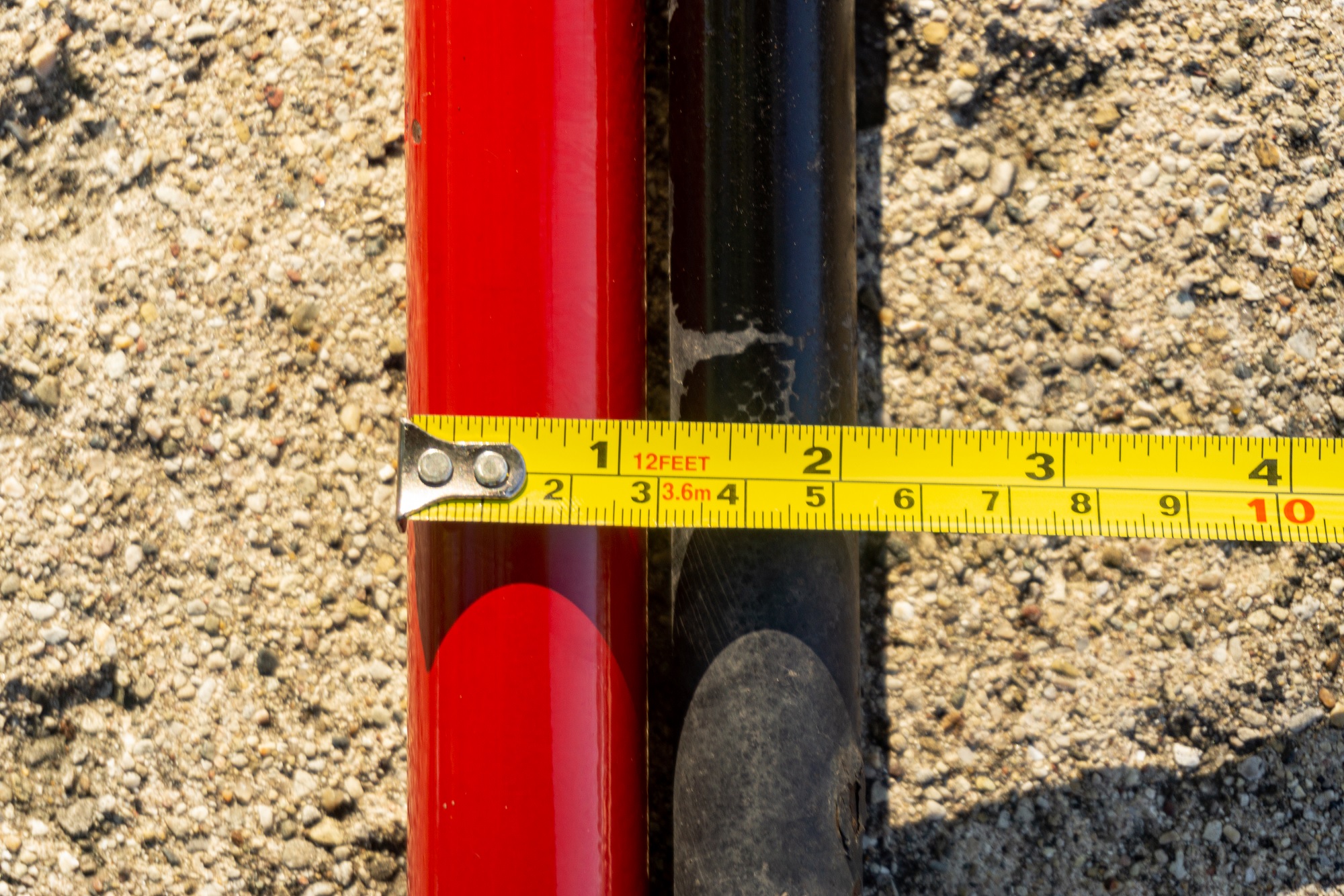 The diameters of a red aftermarket and black stock 2013 Fiat 500 Abarth torsion bar