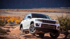 1011 Jeep Grand Cherokee Trailhawk in white