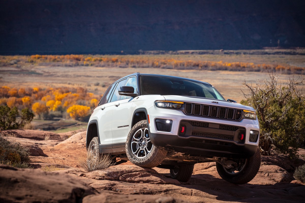 1011 Jeep Grand Cherokee Trailhawk in white