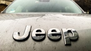 Jeep logo, maker of the Jeep Grand Cherokee WK2.