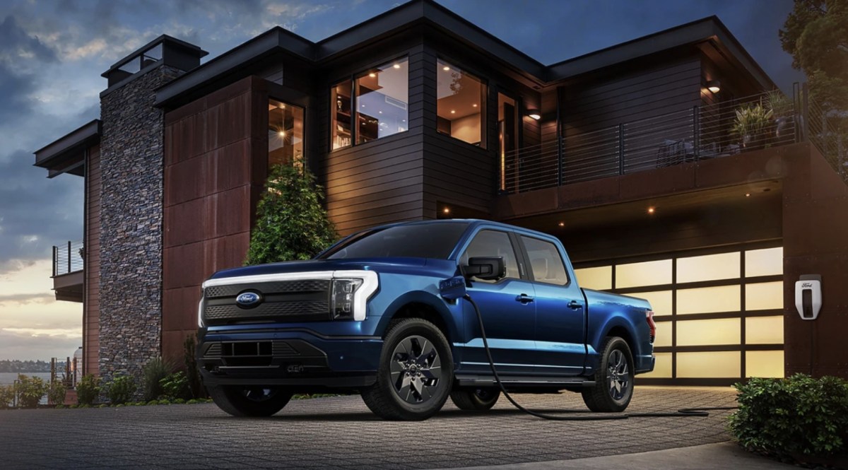 2022 Ford F-150 Lightning charging. T