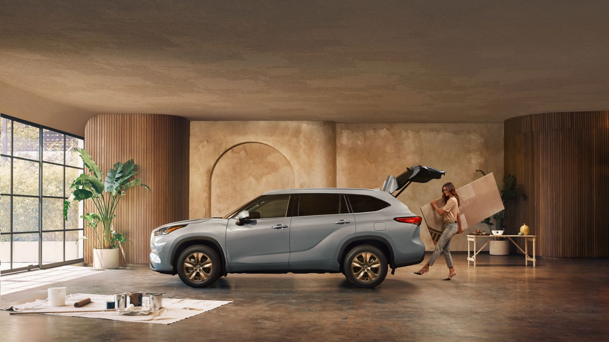 2023 Toyota Highlander parked inside an art gallery