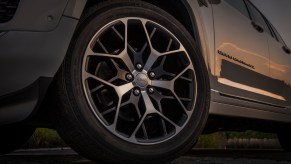 Closeup of the 20 inch rims and low-profile sized tires of the Jeep Grand Cherokee Summit Reserve.