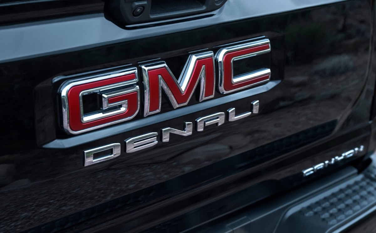 2023 GMC Canyon Denali badge