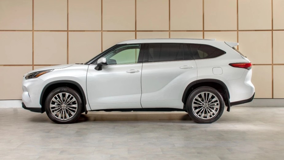 Side view of white 2023 Toyota Highlander, midsize SUV alternative to 2023 Kia Telluride costing under $37,000