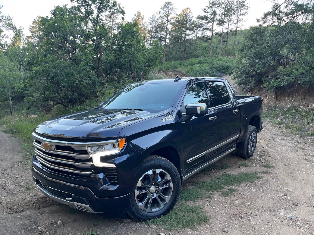 2022 Chevrolet Silverado Front view