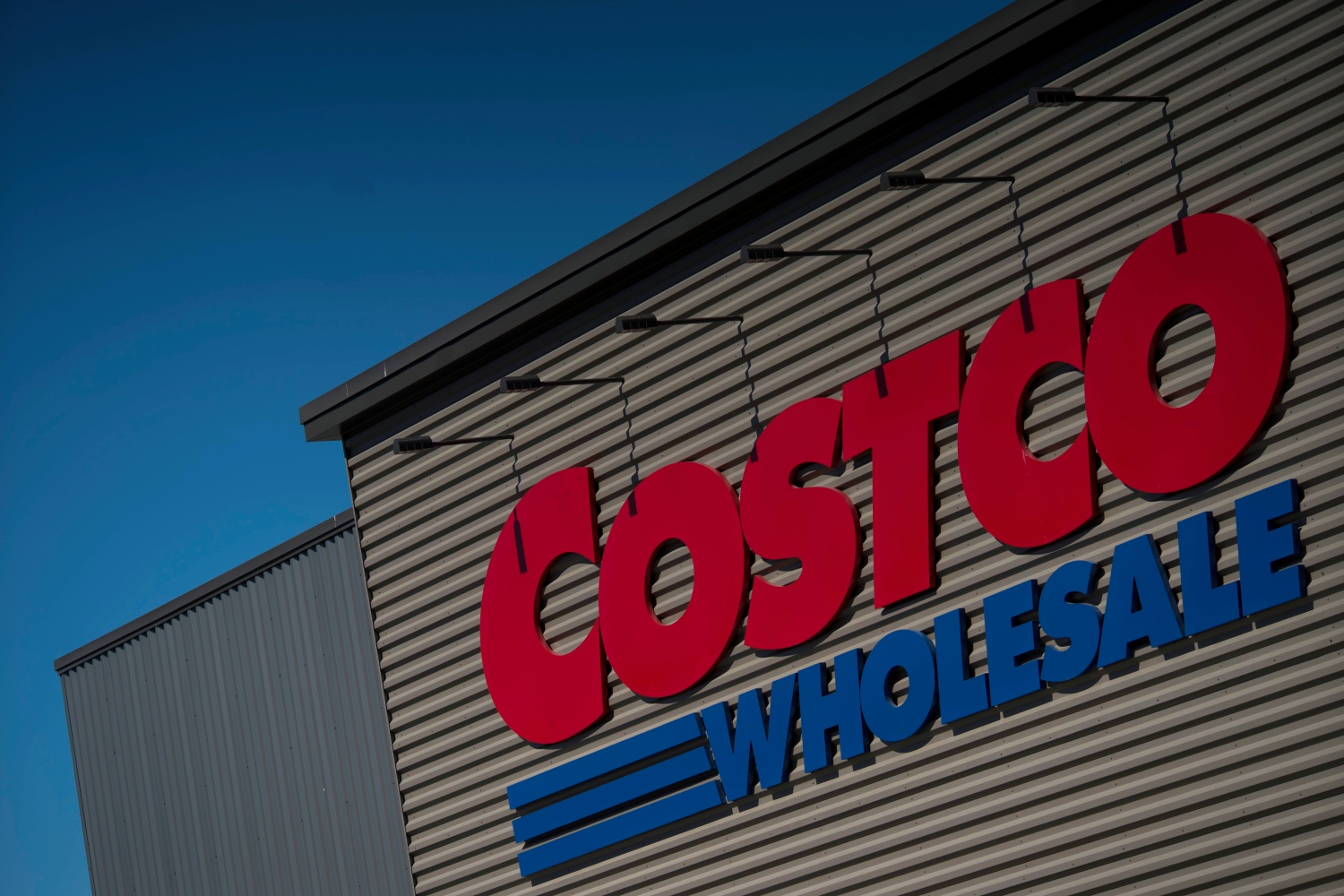 How much does it cost to charge an electric car at Costco?