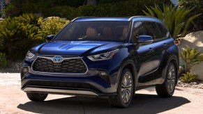 A blue 2023 Toyota Highlander Hybrid is parked.