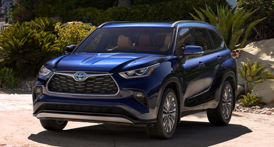 A blue 2023 Toyota Highlander Hybrid is parked.