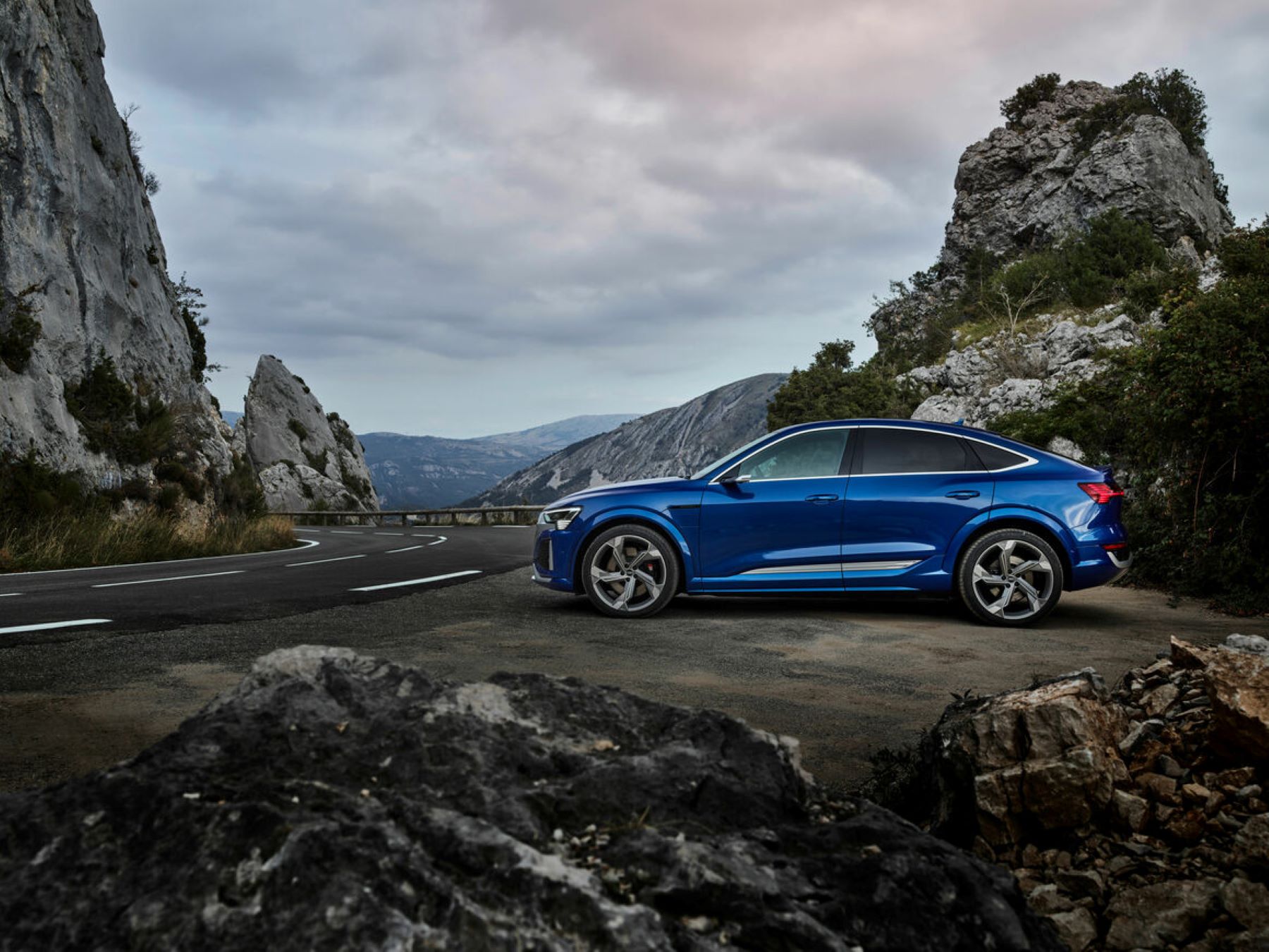 A blue Audi Q8 e-tron, the successor to the original Audi e-tron