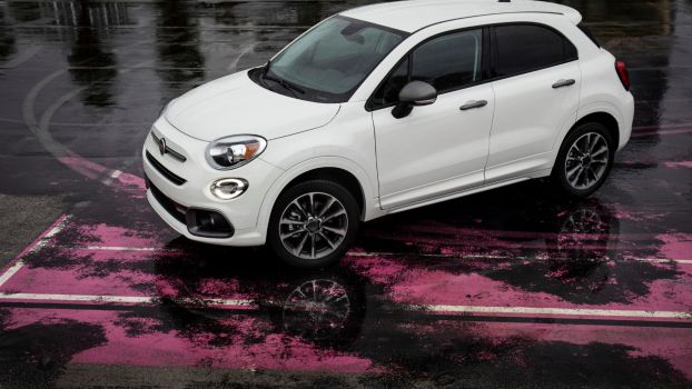 The Not-Dead-yet Fiat 500X Offers Absolutely Nothing New for Its 2023 Model Year