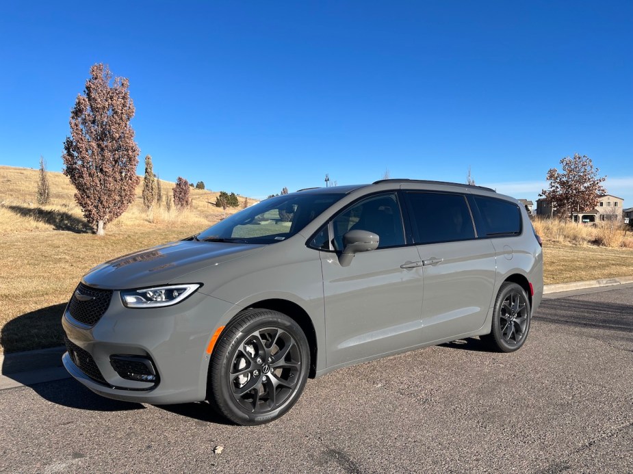 2022 Chrysler Pacifica front