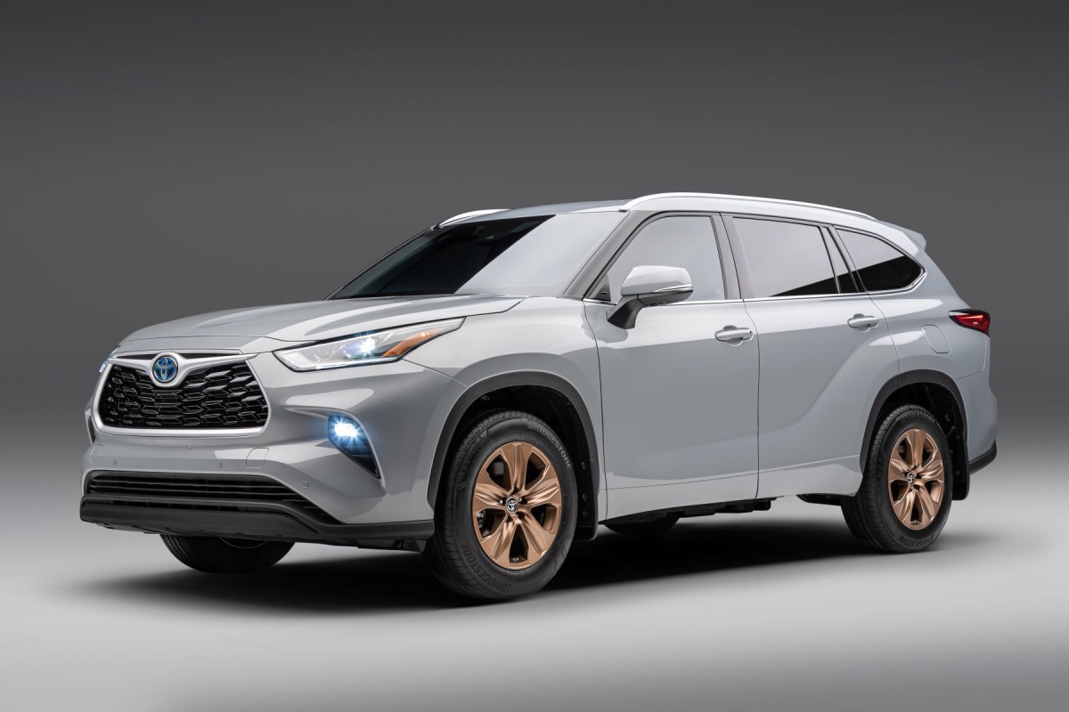 A 2023 Toyota Highlander Hybrid midsize SUV with bronze wheels