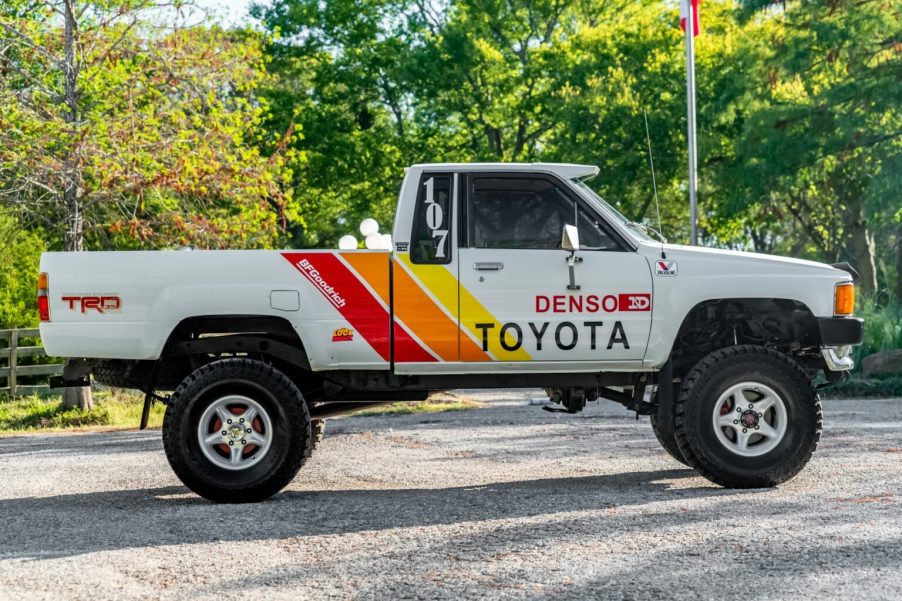 Toyota Pickup Truck Xtracab SR5 4×4 Hilux