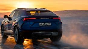 Lamborghini Urus setting a speed record on ice