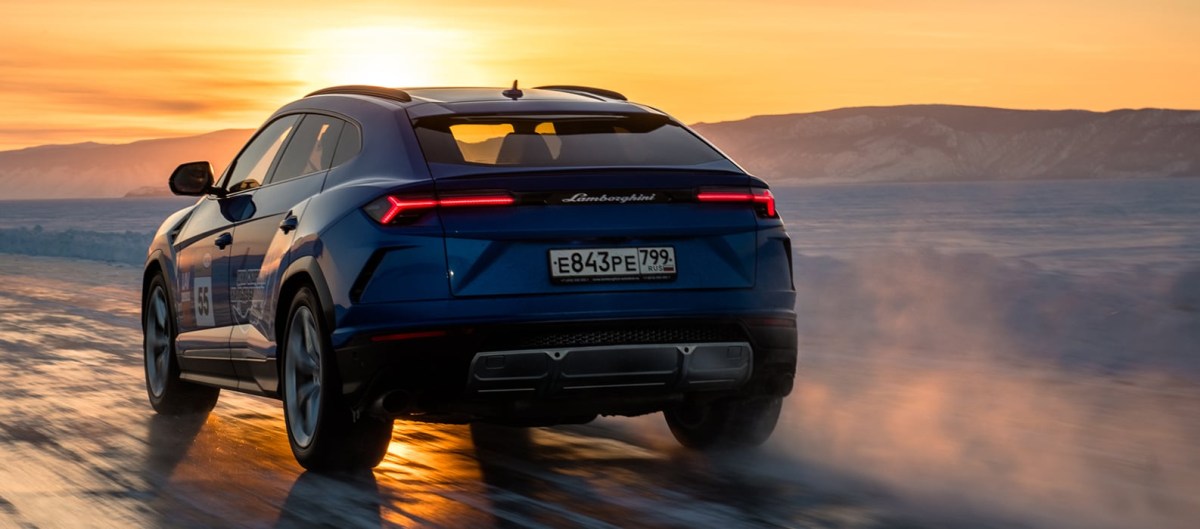 Lamborghini Urus setting a speed record on ice