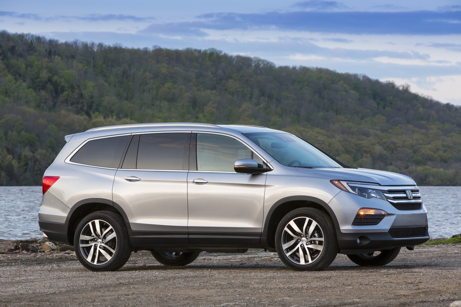 The safest midsize SUVs of 2017 include this Honda Pilot