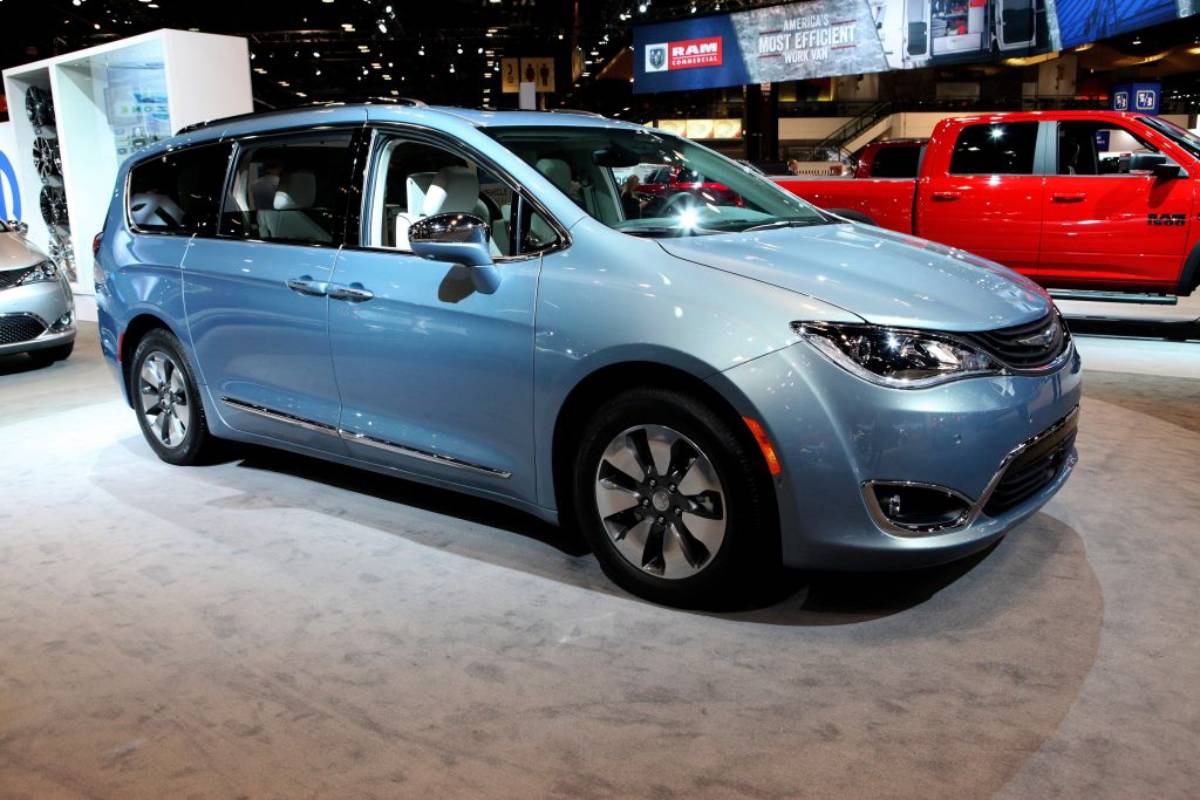 A 2017 Chrysler Pacifica Hybrid on display at an auto show.