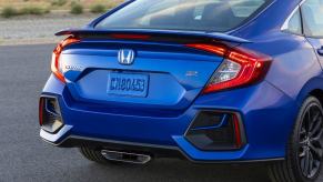 Civic Si model badging on the back of a blue 2020 Honda Civic Si sedan