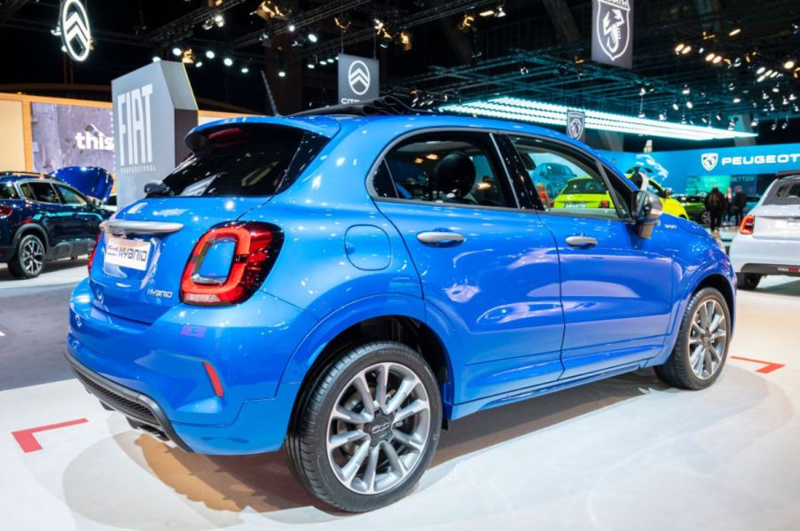 A blue 2023 Fiat 500X at an auto show.