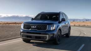 The 2023 Kia Telluride driving down the road