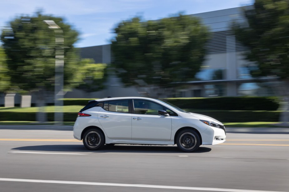 2023 Nissan LEAF white