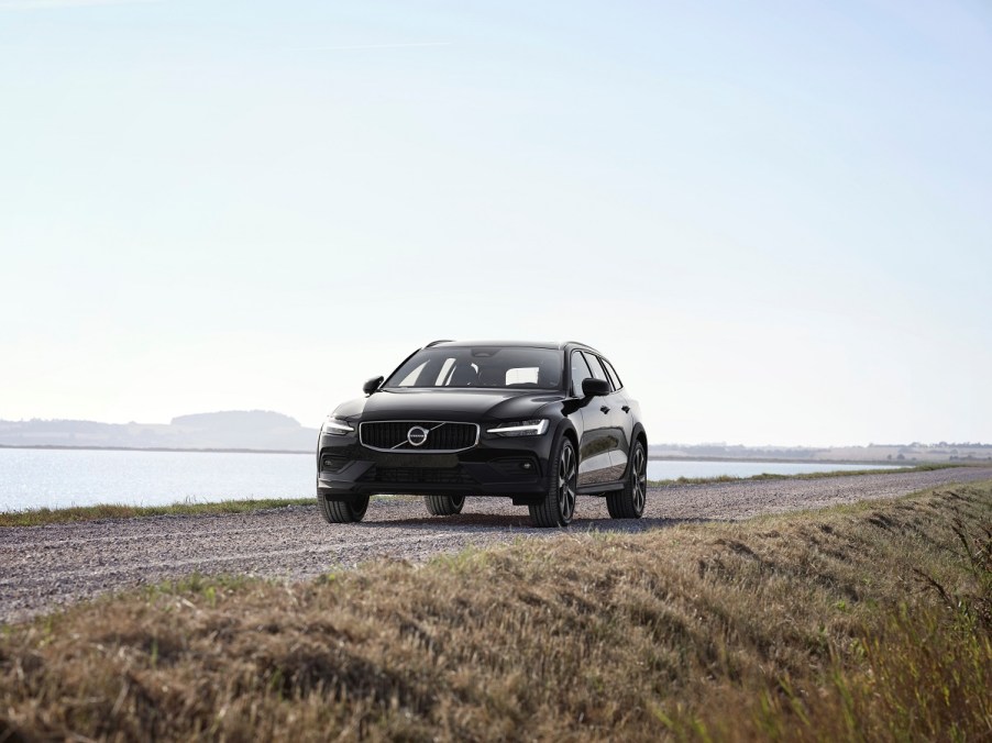 2023 Volvo V60 Cross Country Onyx Black