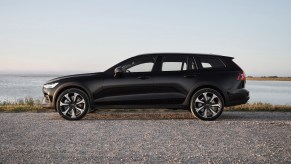 2023 Volvo V60 Cross Country Black