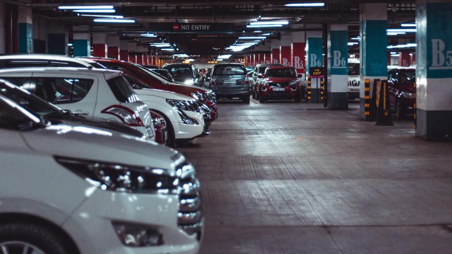 Many vehicles in a parking garage, showing tips and tricks to find your car if you forget where it’s parked