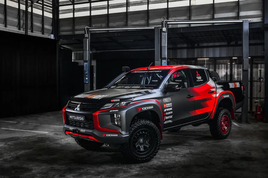 Mitsubishi Triton rally truck