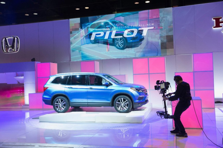 A blue 2016 Honda Pilot 