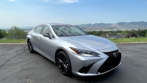 2022 Lexus ES 300h front view