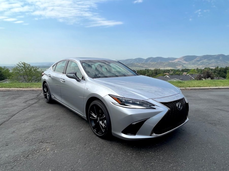 2022 Lexus ES 300h front view