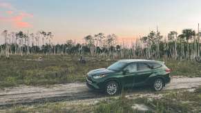 A green 2023 Toyota Highlander at sunset