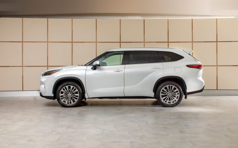 2023 Toyota Highlander in white