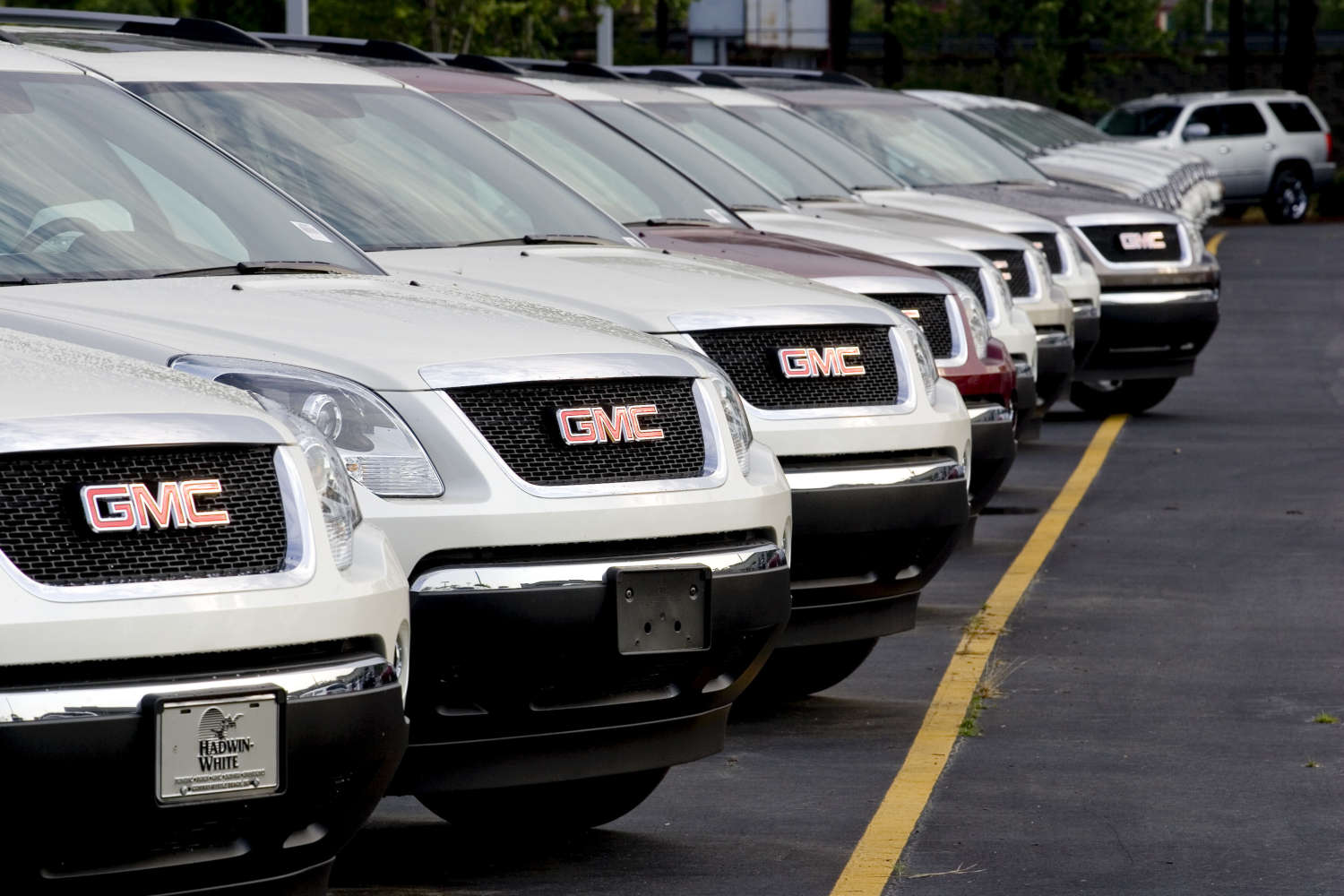 Front view of the GMC Terrain, an SUV that can start having problems at 100,000 miles