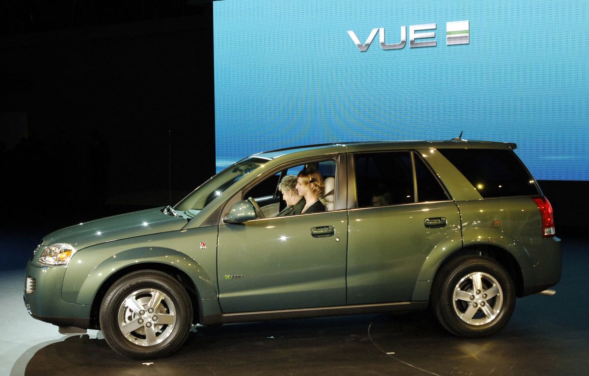 A green Saturn Vue hybrid SUV introduced at the 2006 North American International Auto Show