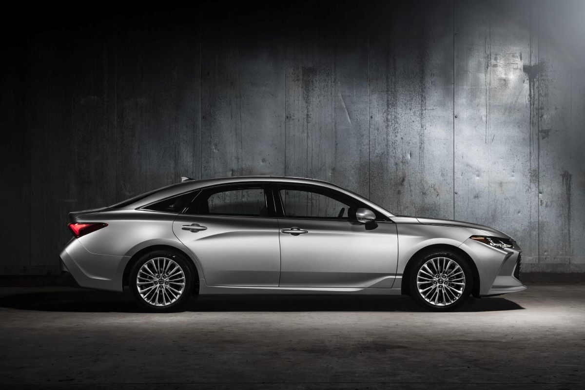 A side profile shot of a silver-gray 2022 Toyota Avalon Hybrid full-size sedan model