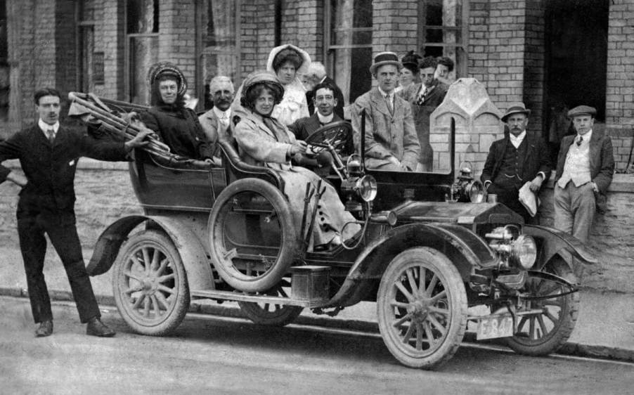 A black and white photo of a 1906 Alldays & Onions motor vehicle packed with passengers