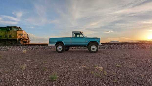 The 2022 Jeep Gladiator Would Get Eaten By Its Hemi-Powered Grandpa