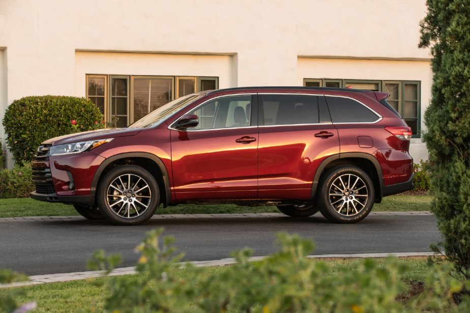 2017 Toyota Highlander in red