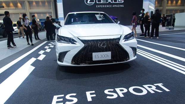 Is the 2023 Lexus ES 350 F Sport Just a Fancy Toyota Camry TRD?