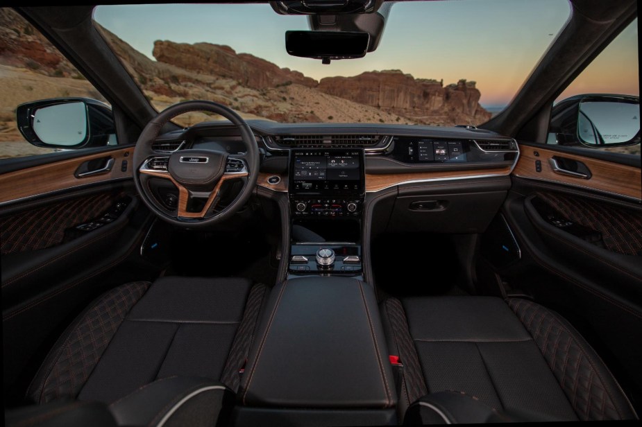 2023 Jeep Grand Cherokee interior 